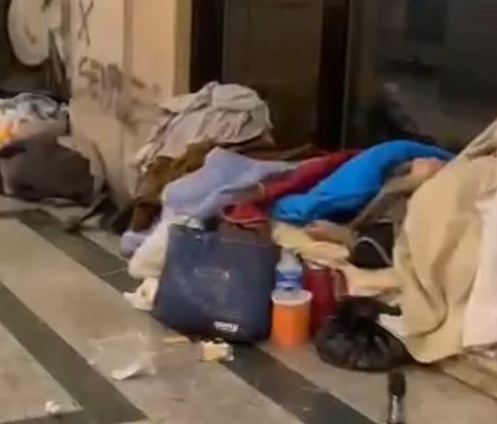 Clochard in strada, Firrao (Torino Bellissima): &quot;In via Viotti il dormitorio dimenticato&quot;