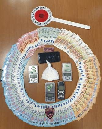 droga e denaro in contanti sotto sequestro