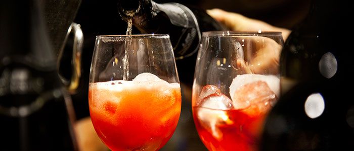 Movida, nelle notti tra il giovedí e la domenica si potrà bere soltanto serviti al tavolo all'interno dei locali