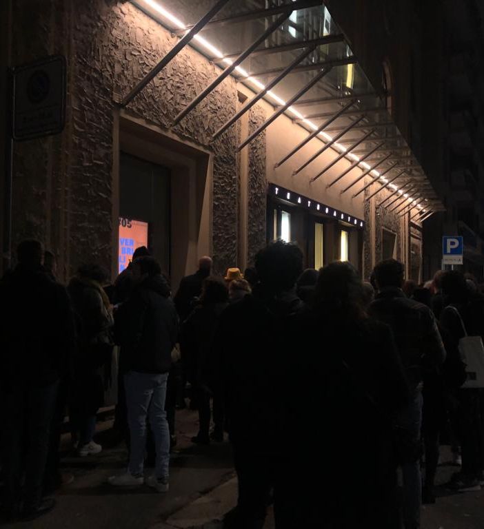 In centinaia per Paolo Sorrentino: la lunga coda davanti al Teatro Astra