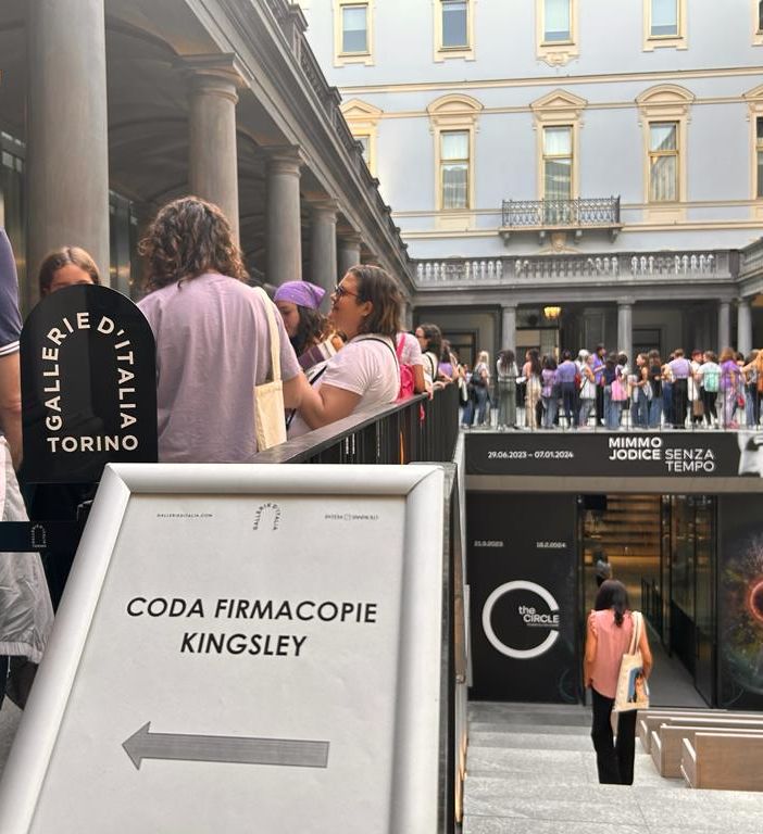 Strisce di colore sul pavimento di piazza San Carlo