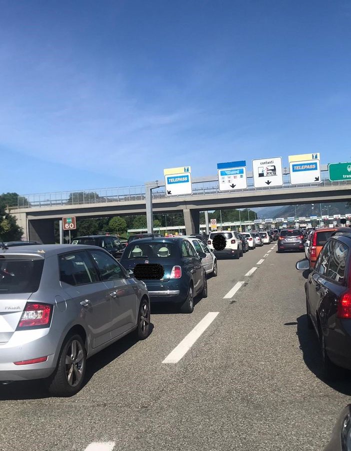 Code in autostrada e persone fatte scendere dai treni affollati: l'animato ferragosto dei torinesi