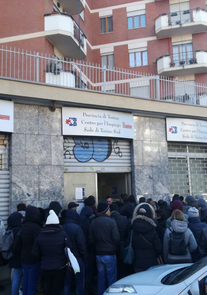 Una mattinata in coda fuori dal Centro per l'impiego tra attese, speranze e un po' di rabbia