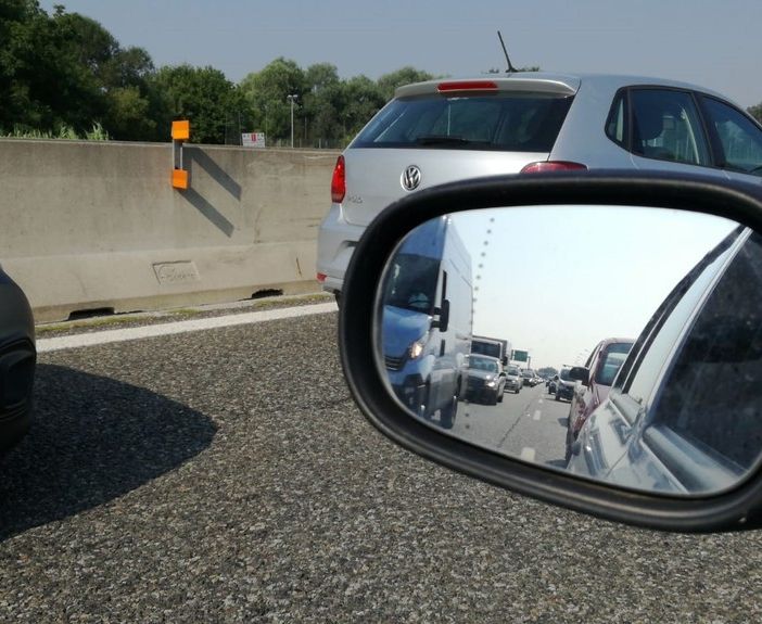 I lavori per l'asfalto in corso Unità d'Italia mandano in tilt il traffico dalla tangenziale Sud