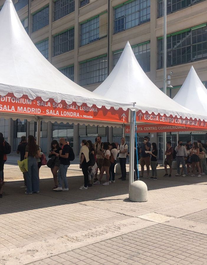 code all'ingresso del salone