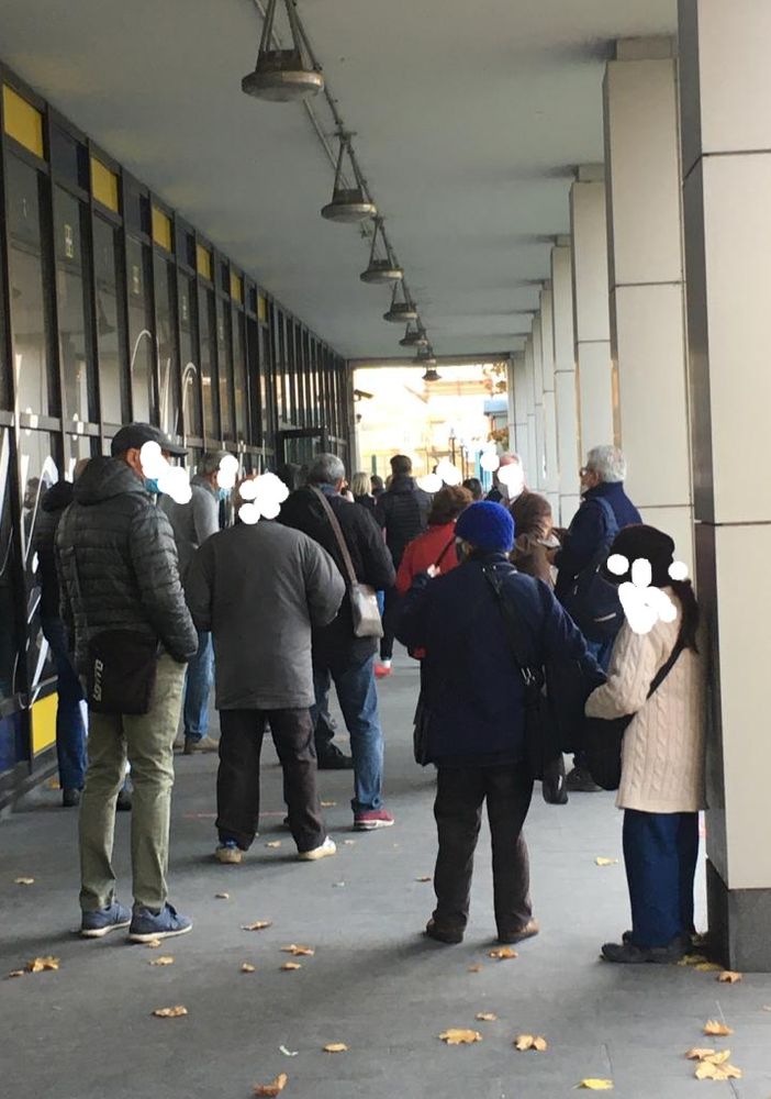 Un'altra domenica di folla e assembramenti nel centro di Torino