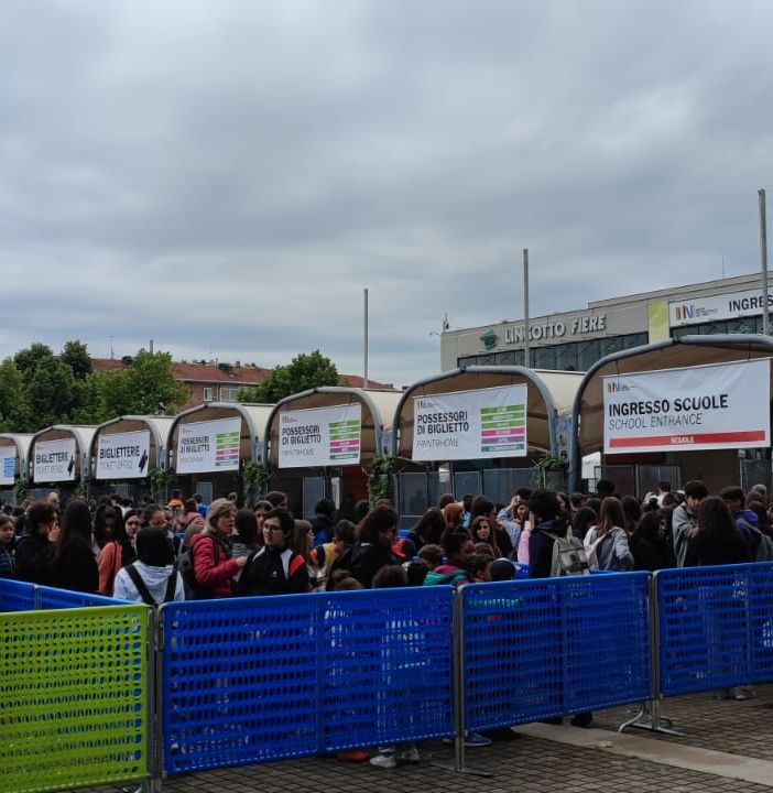 gente in coda per entrare al Salone del Libro 2023