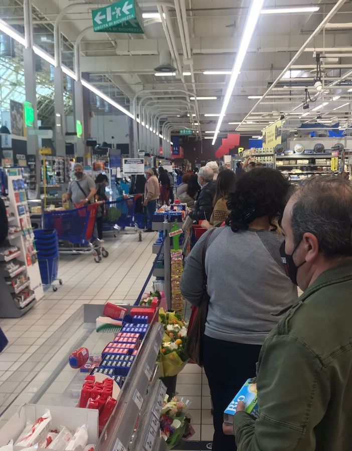Chiusure pasquali, parte la corsa alla spesa: torinesi in coda nei supermercati [FOTO e VIDEO]