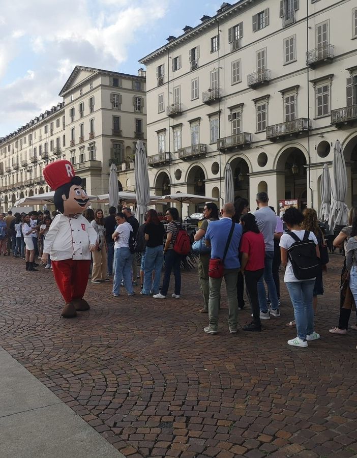 &quot;Carbonara gratis&quot; e in un attimo in piazza Vittorio si forma la coda