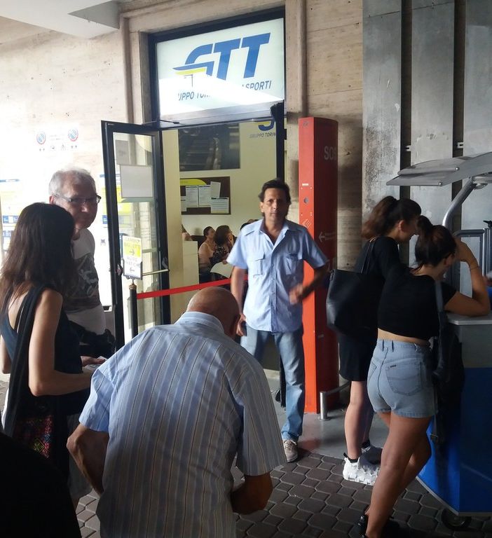 Biglietti elettronici, code da Gtt e proteste: “Sistema complicato e costoso”
