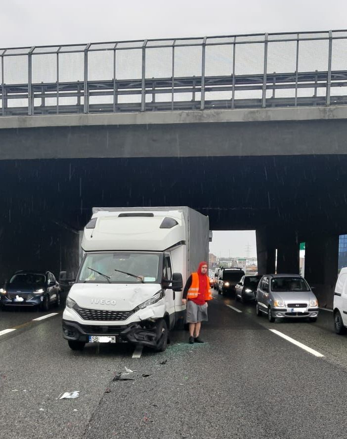 Incidente in tangenziale: tre veicoli coinvolti e tre feriti, lunghe code