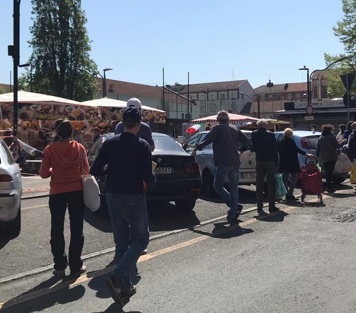 Coronavirus, negozi chiusi a Pasqua e Pasquetta: supermercati e mercati presi d’assalto [VIDEO]