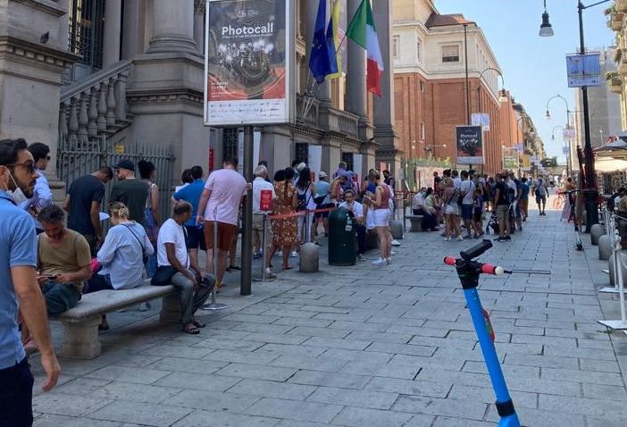 Ferragosto, i musei attirano turisti e non: in coda sotto il sole e col Green Pass nel centro di Torino [FOTO]