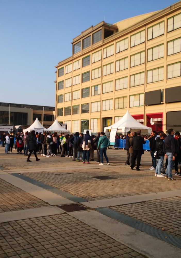 code di persone all'ingresso del salone del libro di Torino