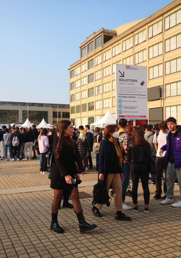 Le code fuori dal Salone del Libro