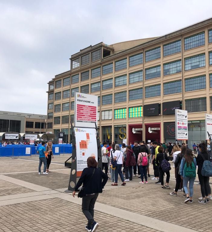 ragazzi in coda al Salone del libro
