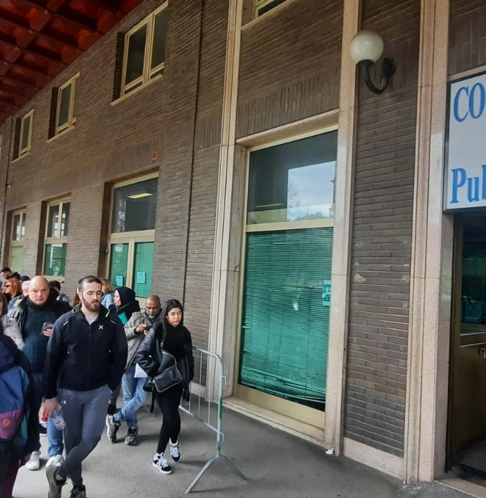 Ufficio passaporti sempre più nel caos: gente in coda dalla notte