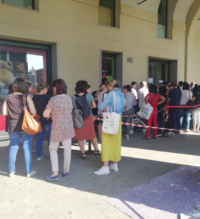 Voucher scuola Regione Piemonte, ultimo giorno per richiederlo: code in piazza Castello