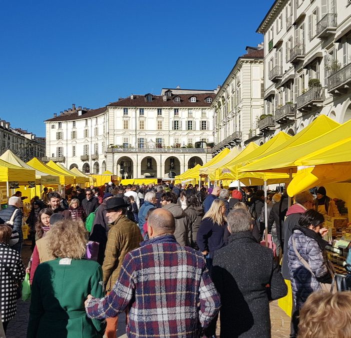 mercato con persone tra i banchi