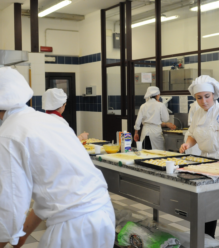 Da 25 anni l’alberghiero che prepara dolci per i bambini malati del Regina Margherita