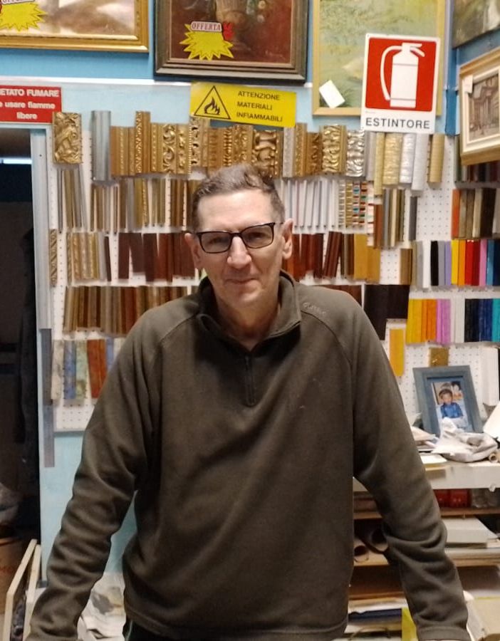 Rinaldo Bognier, dietro il bancone del negozio storico del quartiere Santa Rita
