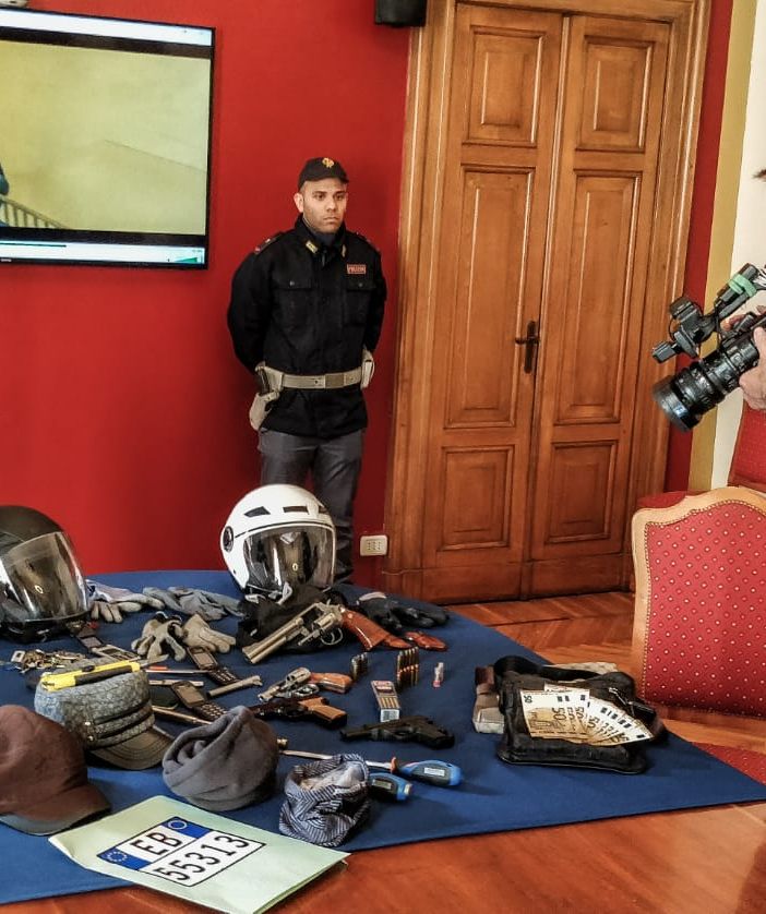 Rapina al Credit Agricole di via Cibrario: la polizia arresta tre persone