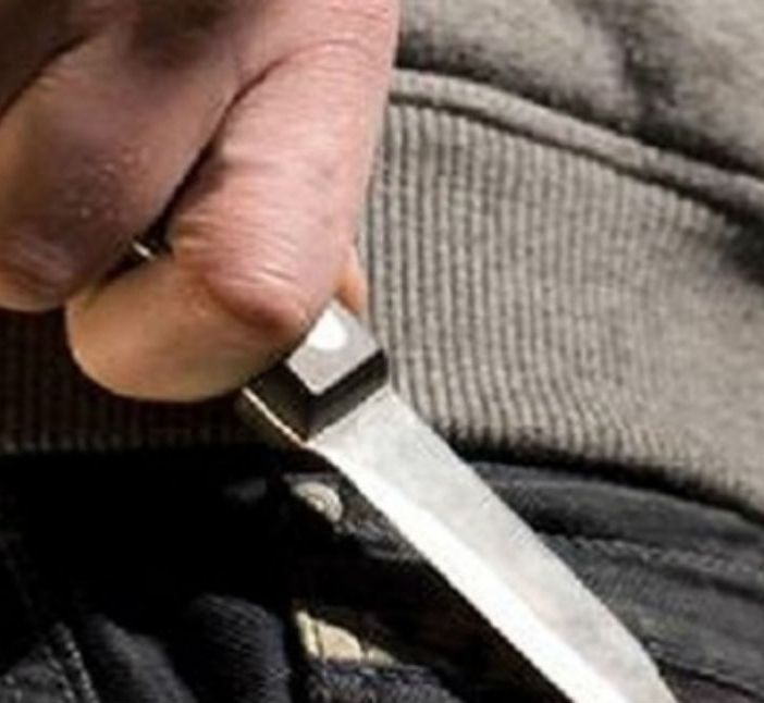 Ragazza di 17 anni accoltellata in strada a Pinerolo: lievi ferite dopo una lite