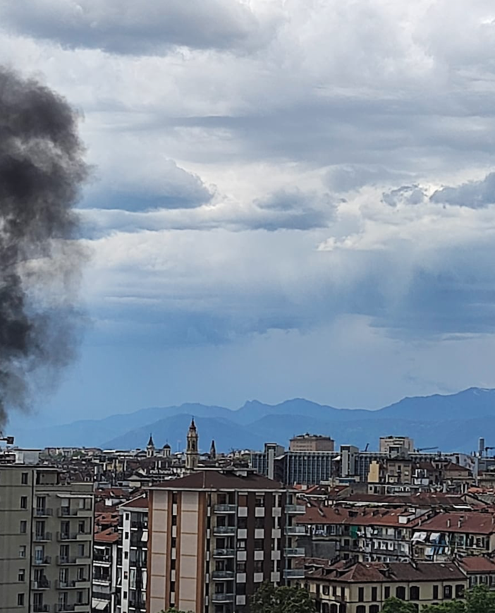 Palazzo in fiamme in via Vanchiglia: alta colonna di fumo, bus deviati [FOTO E VIDEO]