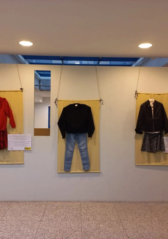 &quot;Com'eri vestita?&quot;: esposti gli indumenti indossati dalle vittime di violenza sessuale