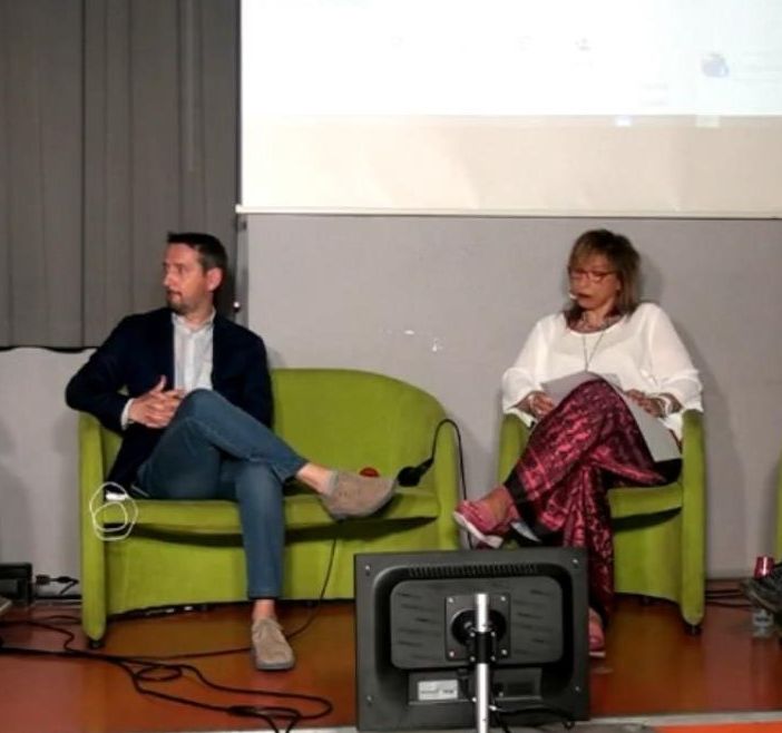 persone sedute a una presentazione