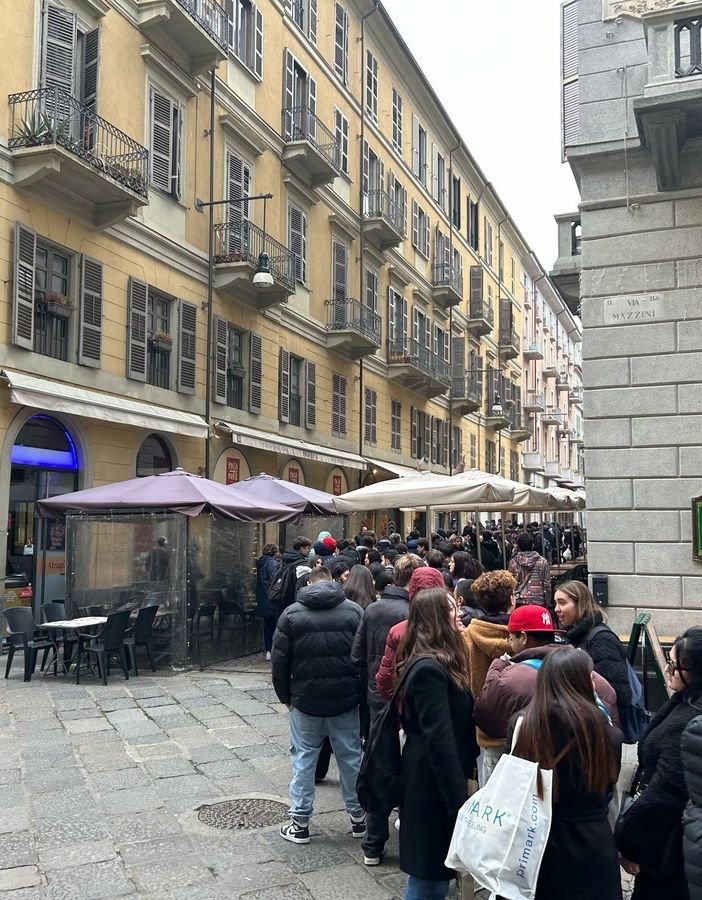 &quot;Con Mollica o Senza&quot; apre a Torino: code infinite per i primi panini “virali” [FOTO E VIDEO]