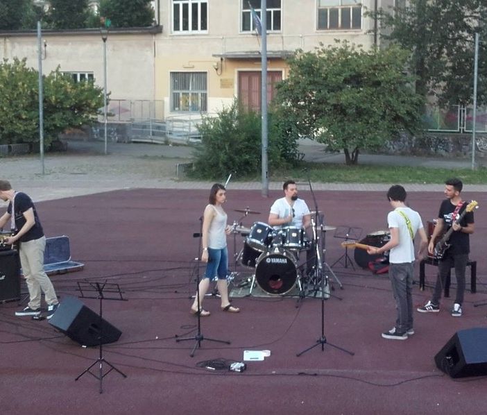 Problemi strutturali, il CentroDentro non si arrende e porta la musica fuori