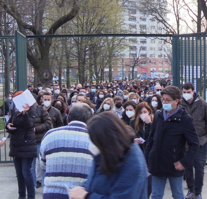 persone in coda per entrare al palazzetto di Torino