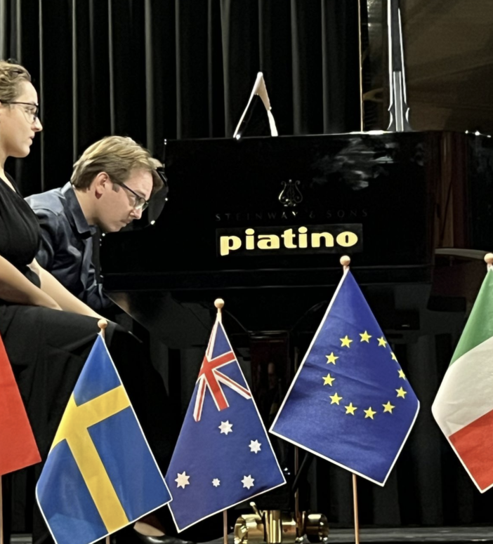 persone che suonano il pianoforte