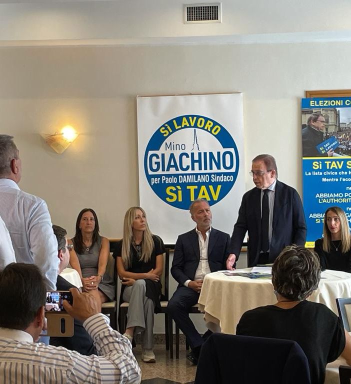 presentazione di candidature in una stanza con tavoli e sedie