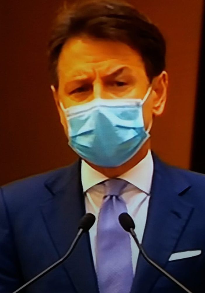 Conte: “Faremo il possibile per proteggere salute ed economia. Pronti indennizzi a fondo perduto per settori colpiti”