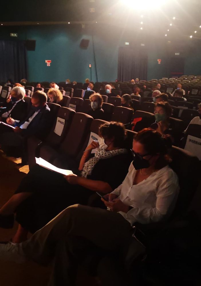 persone sedute in una sala cinematografica