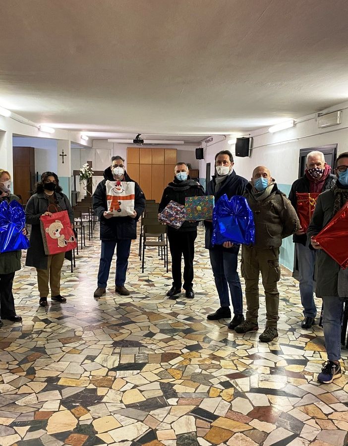 La consegna dei pacchi all'Emporio della chiesa di Santa Maria
