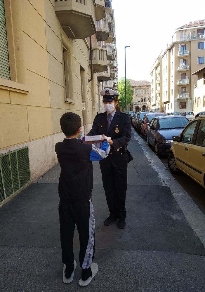 La Polizia Municipale collabora con le scuole alla distribuzione di 150 tablet