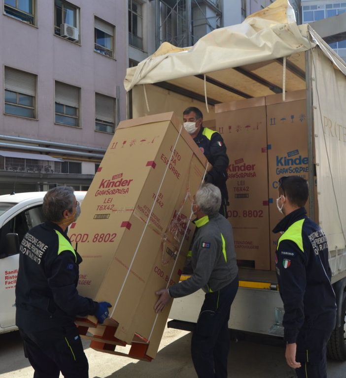 I volontari della Protezione Civile regalano le proprie uova di Pasqua al Regina Margherita