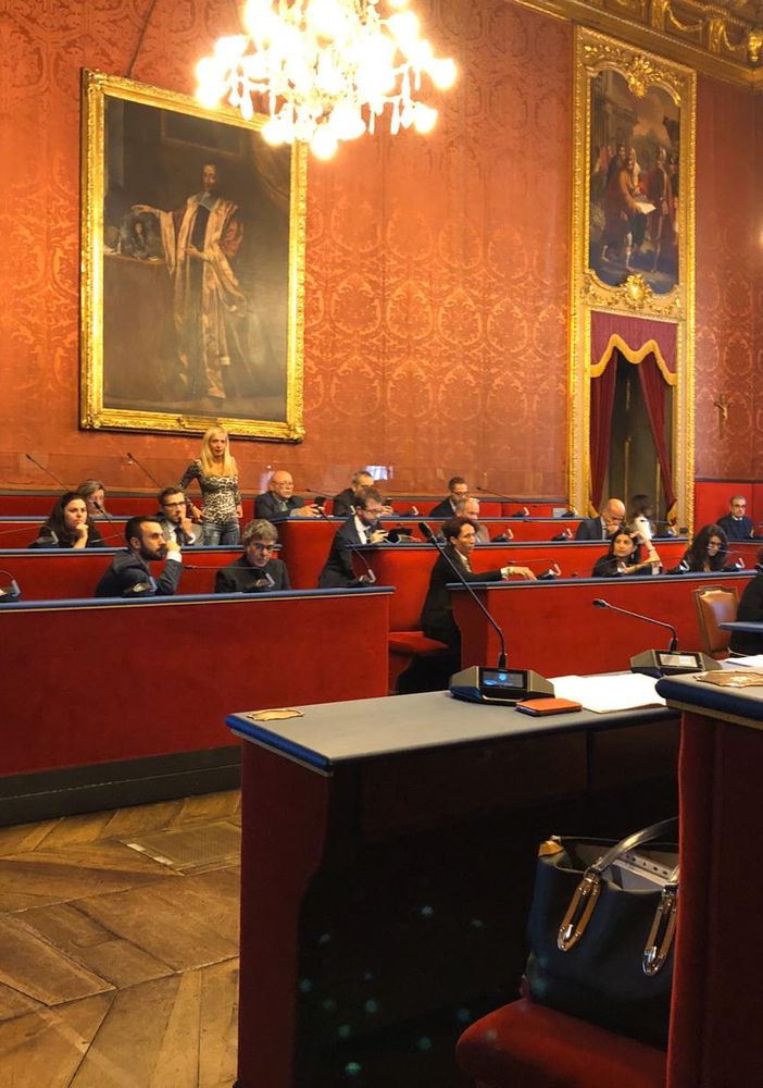 Il Consiglio comunale di Torino, sala rossa con consiglieri