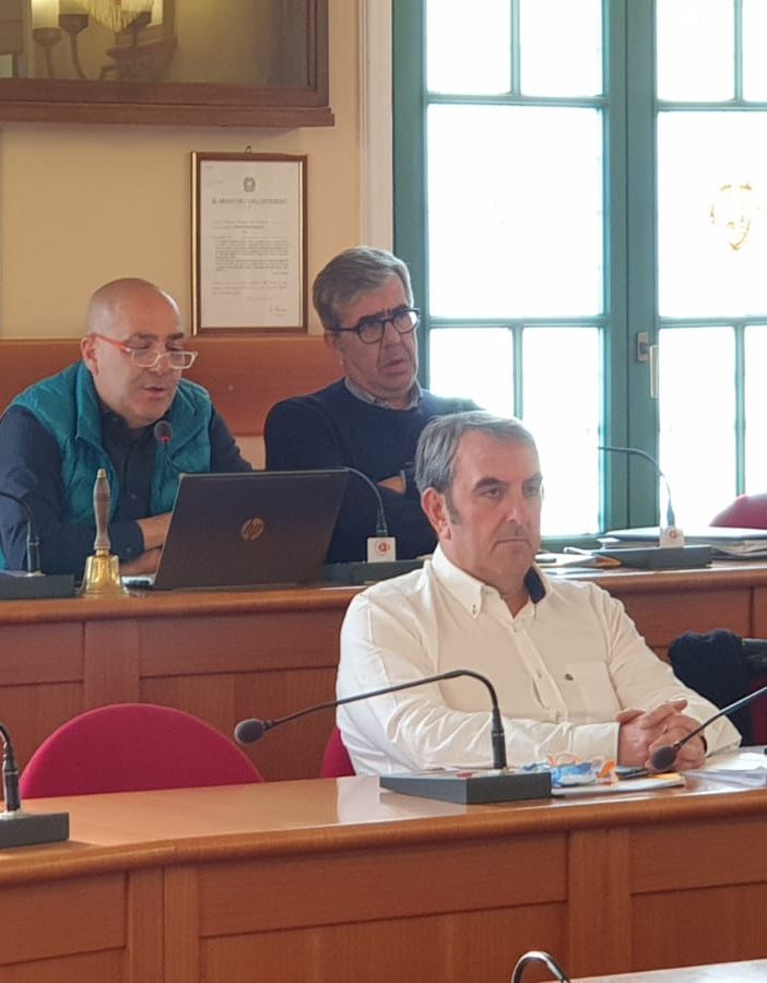 Il sindaco Falcone, in prima fila. Alle sue spalle Andrea Accorsi