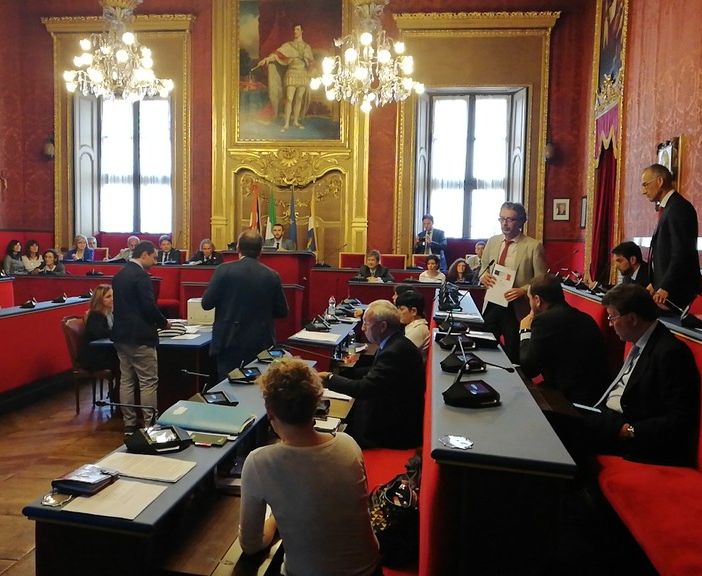 Bagarre in Sala Rossa, il Pd consegna al Presidente Versaci la Costituzione: Lo Russo e Carretta espulsi dall'aula