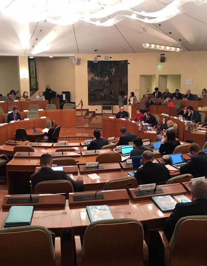 La segnaletica turistica potrà avere doppia denominazione, in italiano e in piemontese: polemiche in Consiglio regionale