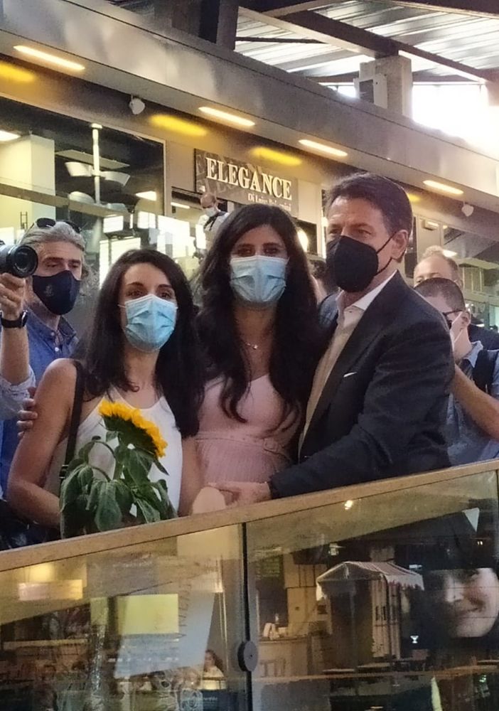Conte superstar tra acclamazioni e proteste dei no green pass: “La proposta 5 Stelle per Torino è molto competitiva”