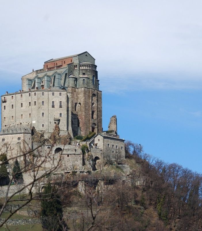 Sacra San Michele: torna il collegamento treno con bus per raggiungere l'Abbazia da Torino