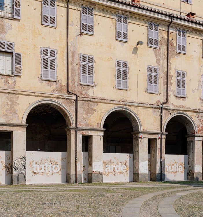 Se tutto arde, nulla brucia: l'opera site specific di Caos alla Cavallerizza