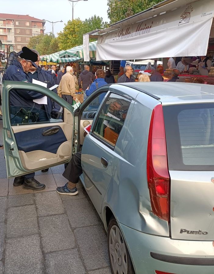 auto tra banchi del mercato