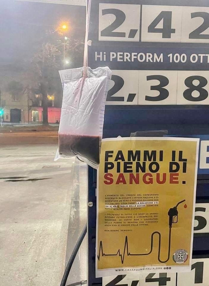Distributori di benzina sigillati e sacche di sangue, protesta shock a Torino: &quot;Così uccidete l'Italia&quot;