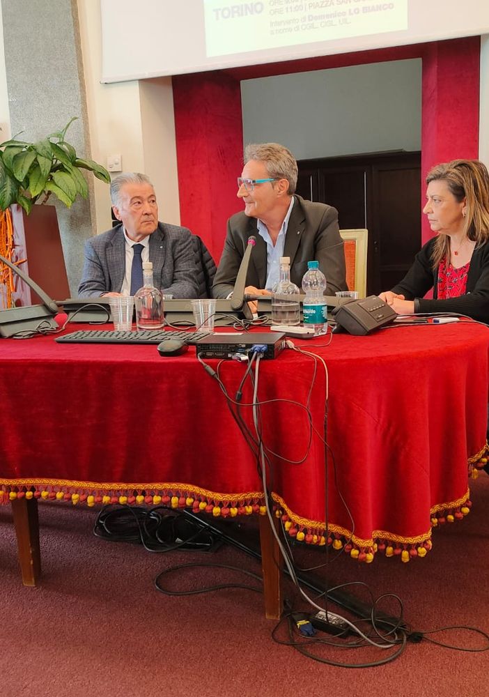 Esponenti dei tre sindacati di Cgil, Cisl e Uil